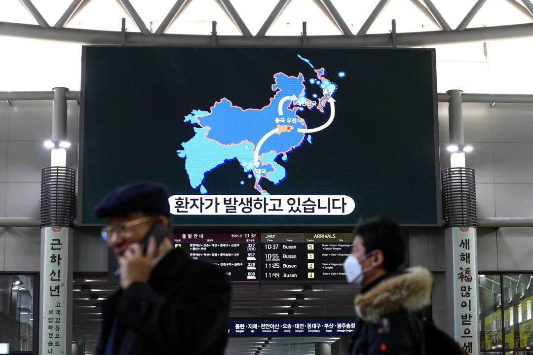 2020年1月24日,韓國首爾高速鐵路站的螢幕上播放著新型冠狀病毒的消息。