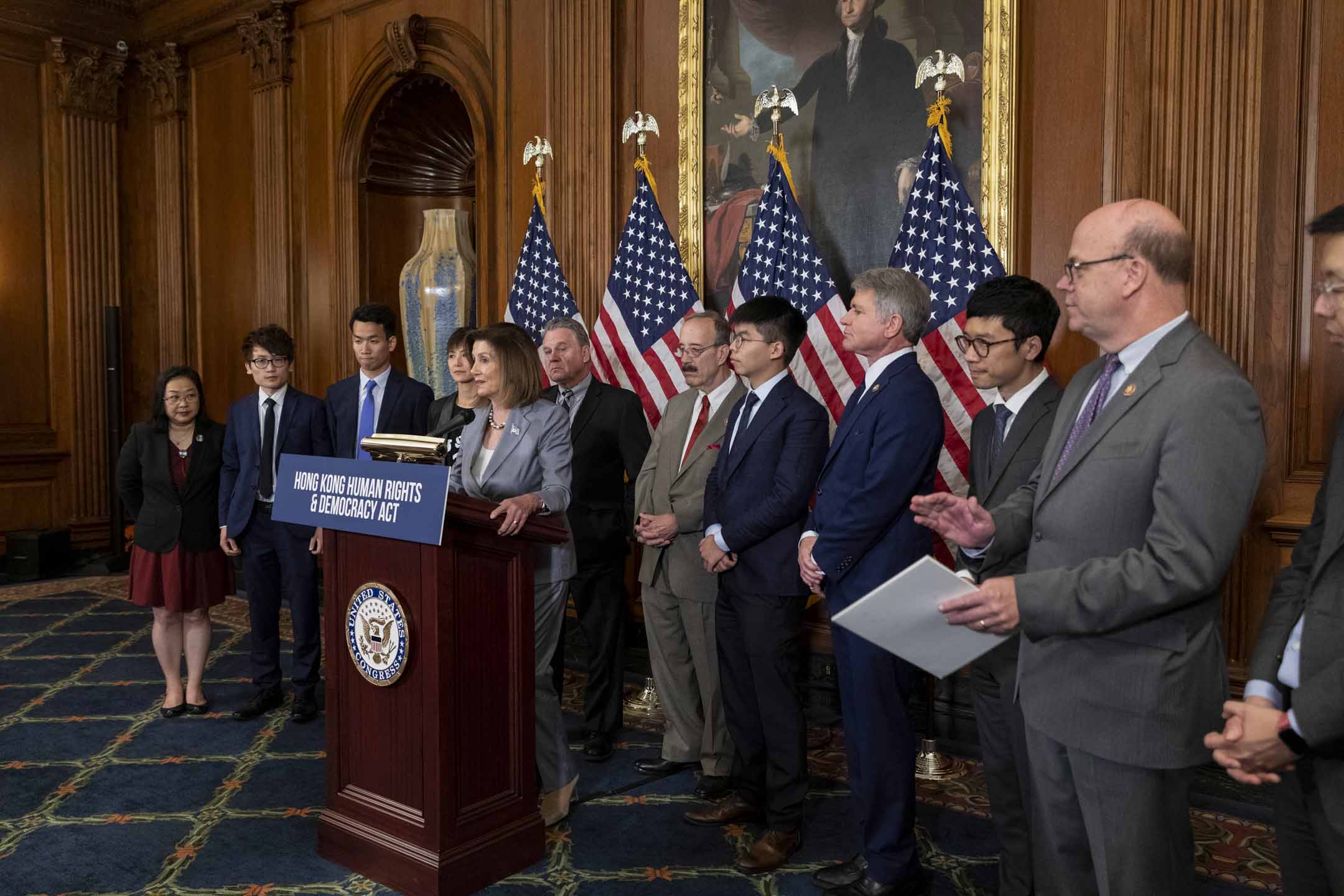 美國眾議院議長佩洛西（Nancy Pelosi）9月在華盛頓召開《香港人權與民主法案》發布會，楊錦霞、敖卓軒、朱牧民、黃之鋒、羅冠聰等人在場。