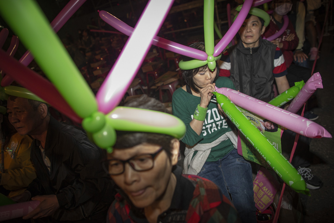 2020年1月6日，蔡英文出席嘉義的造勢晚會期間，一名支持者在吹加油棒。