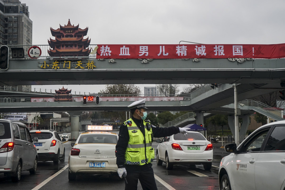 2020年1月26日,武漢市中心城區「禁行」首日,交警攔下私家車輛,叮囑,「不要再上路」。
