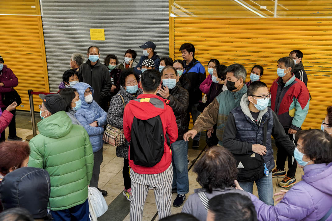 2020年1月30日,疫情爆发,全港口罩严重短缺,屈臣氏每间分店有20盒口罩售卖,很快卖完,大围龙亨区议会尝试协调,叫街坊不要包围屈臣氏,应该找林郑月娥,激怒了街坊,街坊说他应该协助大家找林郑月娥。