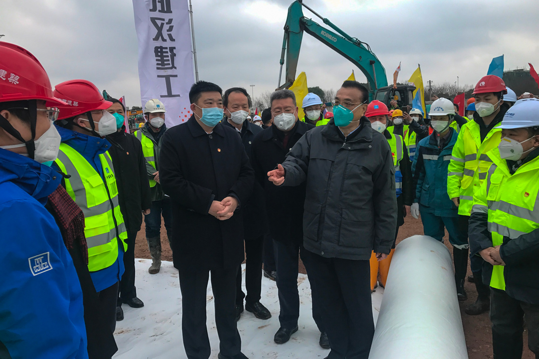 2020年1月27日,國務院總理李克強到訪武漢,視察為疫情而建的新醫院工地。