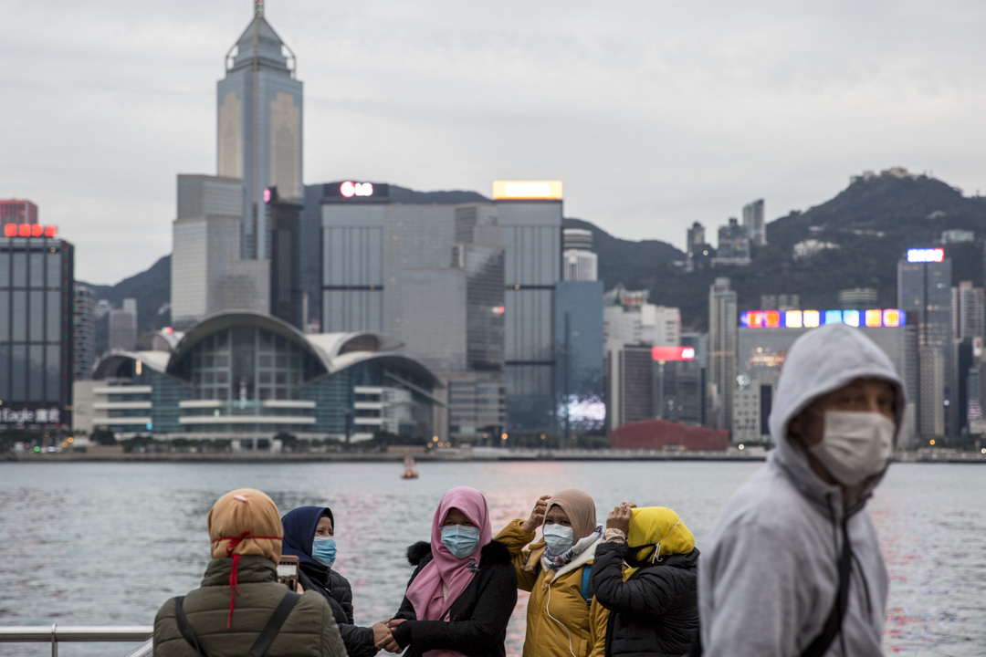 2020年1月27日,尖沙咀海旁,頭戴頭巾的外籍女士都戴上口罩拍照。