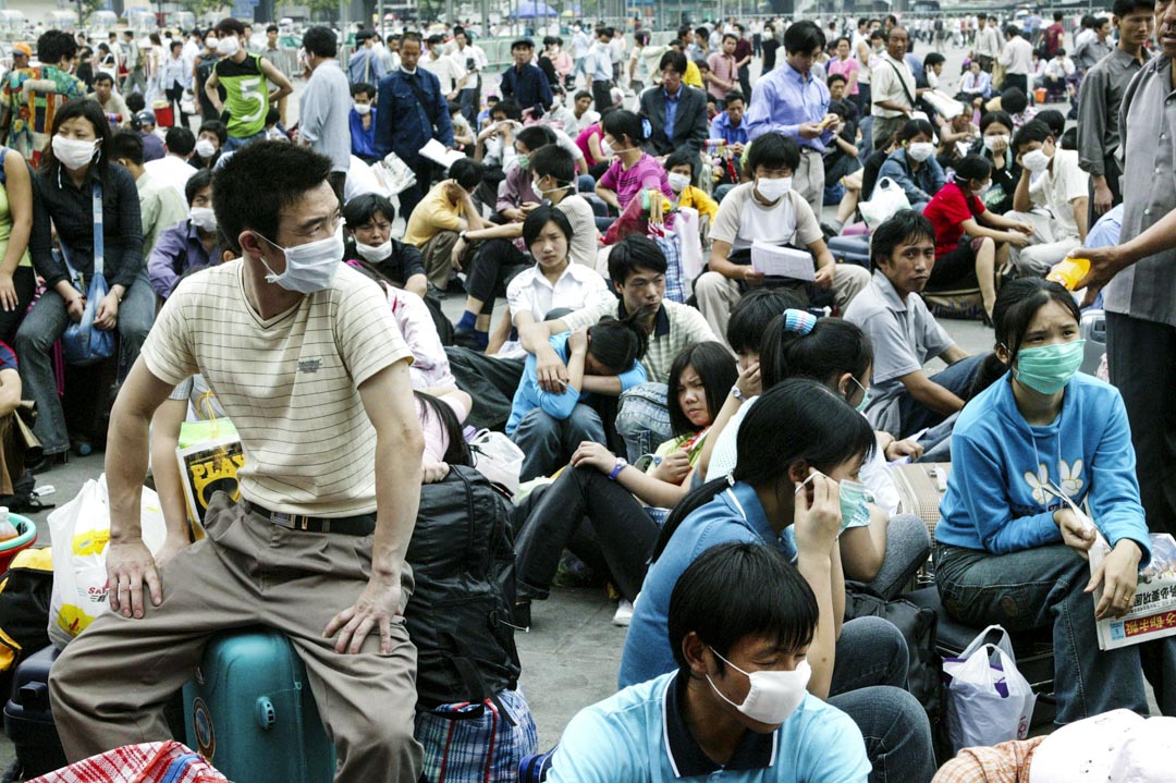 2003年5月2日,廣州市發生SARS疫情期間,農民工在火車站外等著回家。