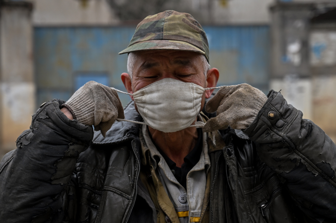 2020年1月27日,武漢的一名男子戴上口罩。