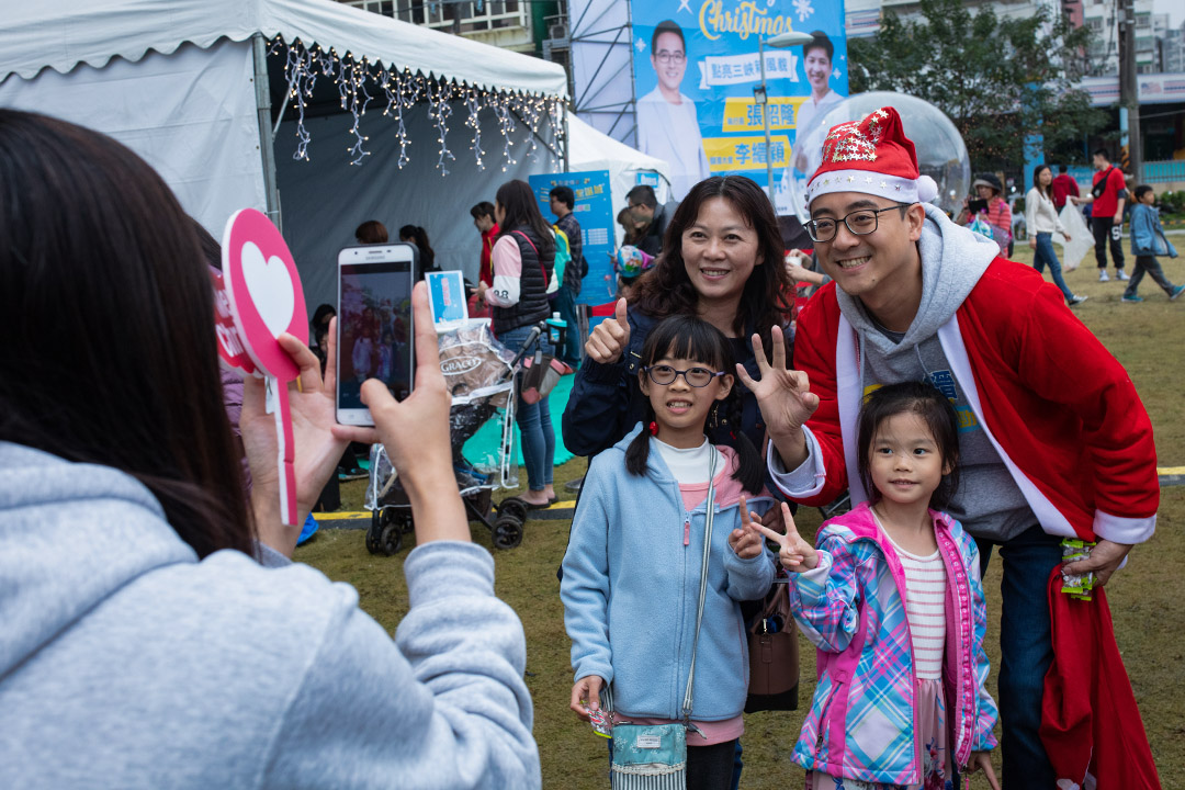 2019年12月22日,立委無黨籍候選人李縉穎參加耶誕園遊會,並與市民拜票。