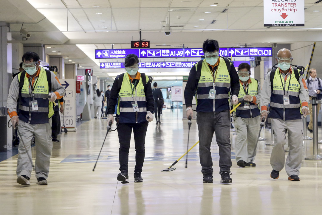 2020年1月22日,台灣桃園機場,職員正在進行消毒。