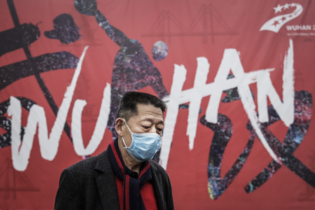 2020年1月22日,武漢市一名男士戴著口罩走在街上。
