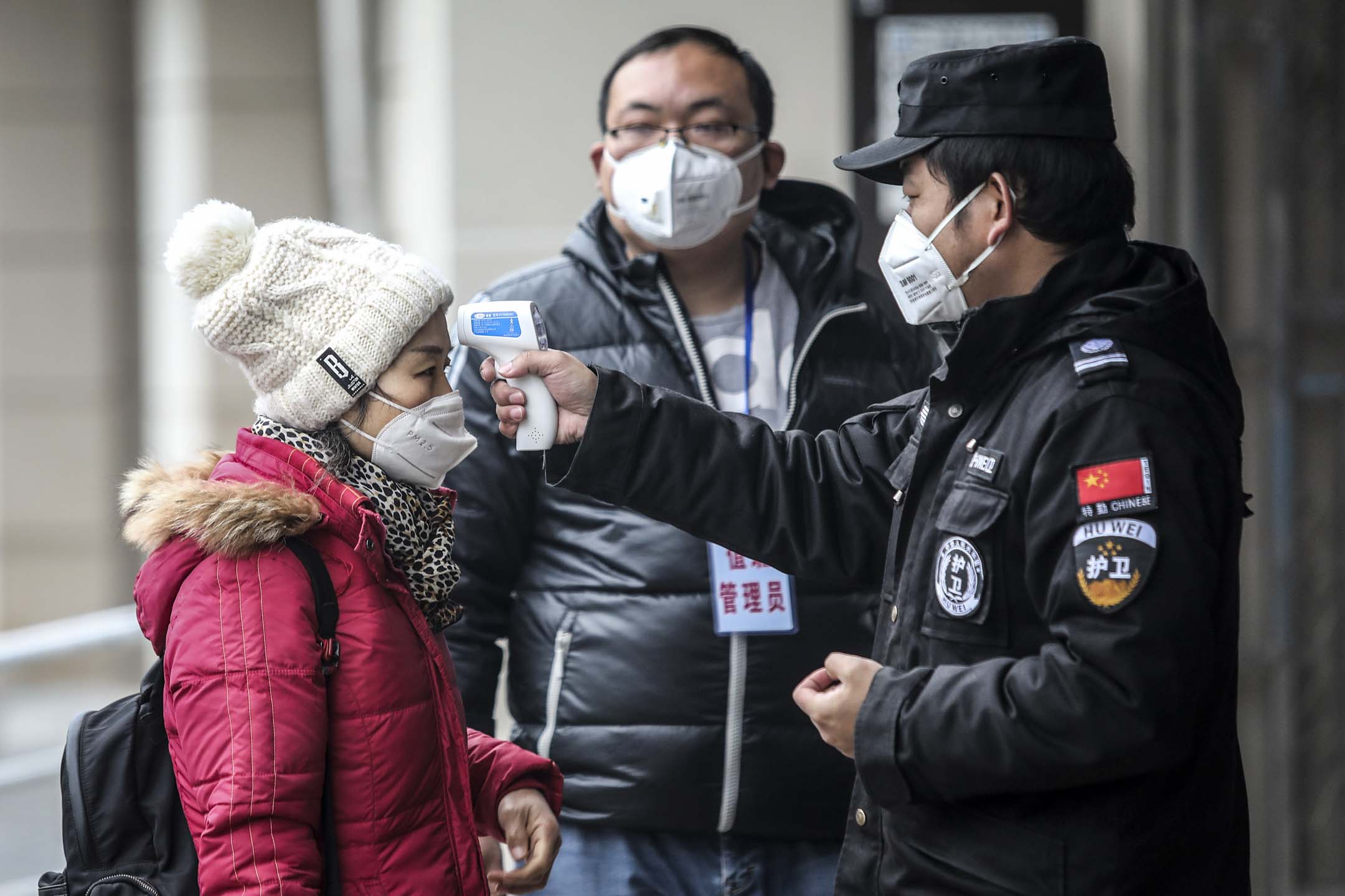 2020年1月22日,武漢市安全人員檢查長江碼頭乘客的體溫是否正常。