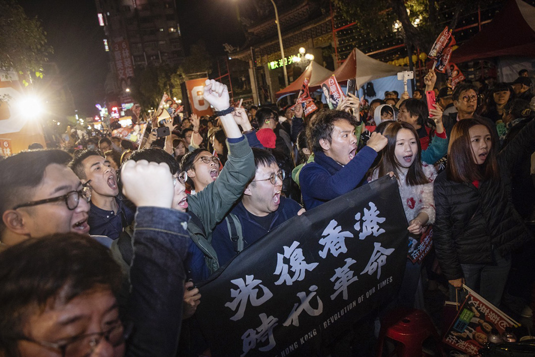 2020年1月9日台北龙山寺,民进党支持的无党籍台北市立委候选人林昶佐举行造势晚会,一班香港的区议员在高呼“光复香港,时代革命”。