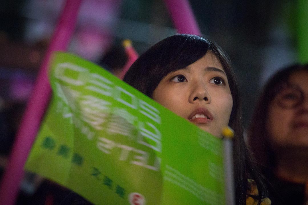 2020年1月7日,蔡英文嘉義的造勢晚會,一名支持者在台下看表演。