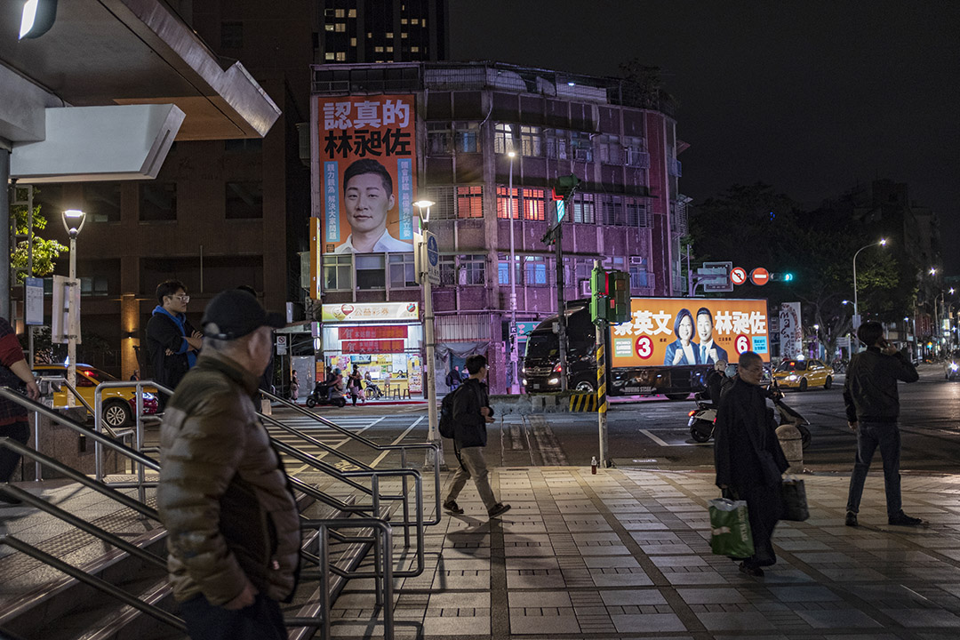 2019年12月25日,台北龍山寺捷運站出口。