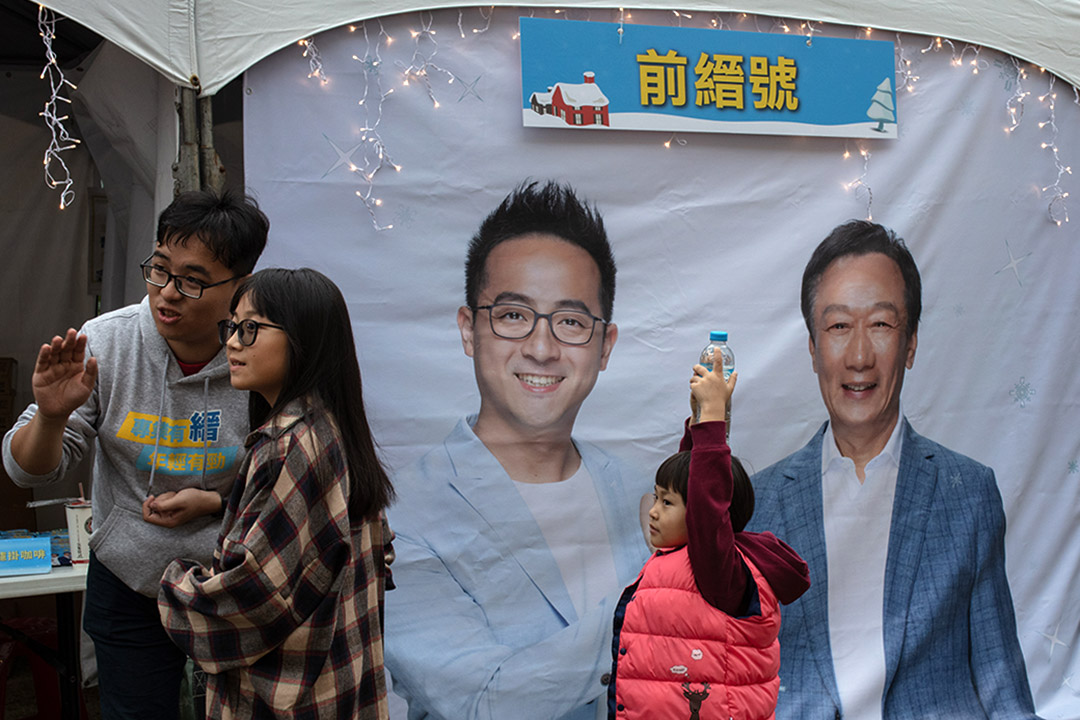 2019年12月22日,立委無黨籍候選人李縉穎參加耶誕園遊會,並與市民拜票。