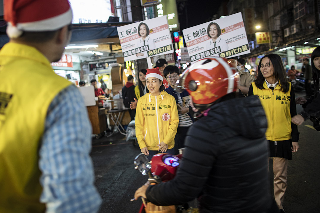 2019年12月25日,時代力量不分區立委候選人小燈泡媽媽王婉諭於內湖的夜市掃街拜票。