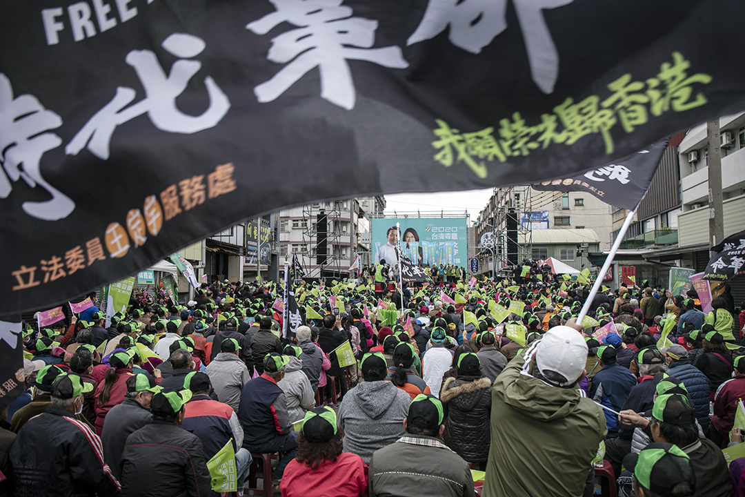 2019年12月7日,王定宇在台南舉行造勢活動,蔡英文為他站台助選。