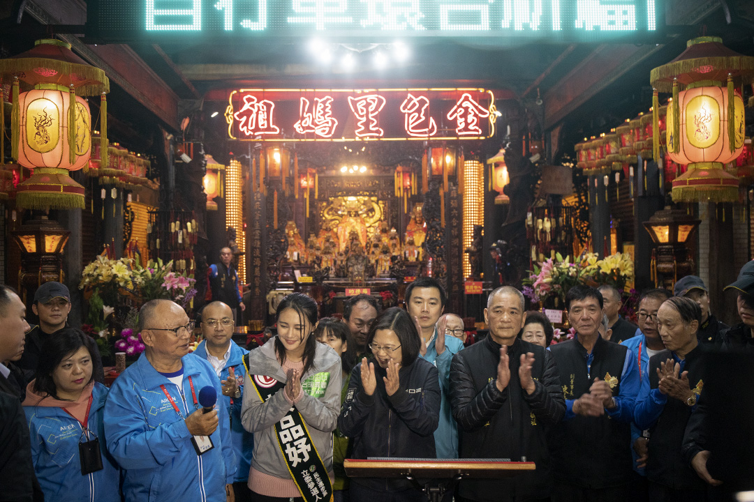 2019年12月30日,蔡英文在金山区的妈袓庙参拜。