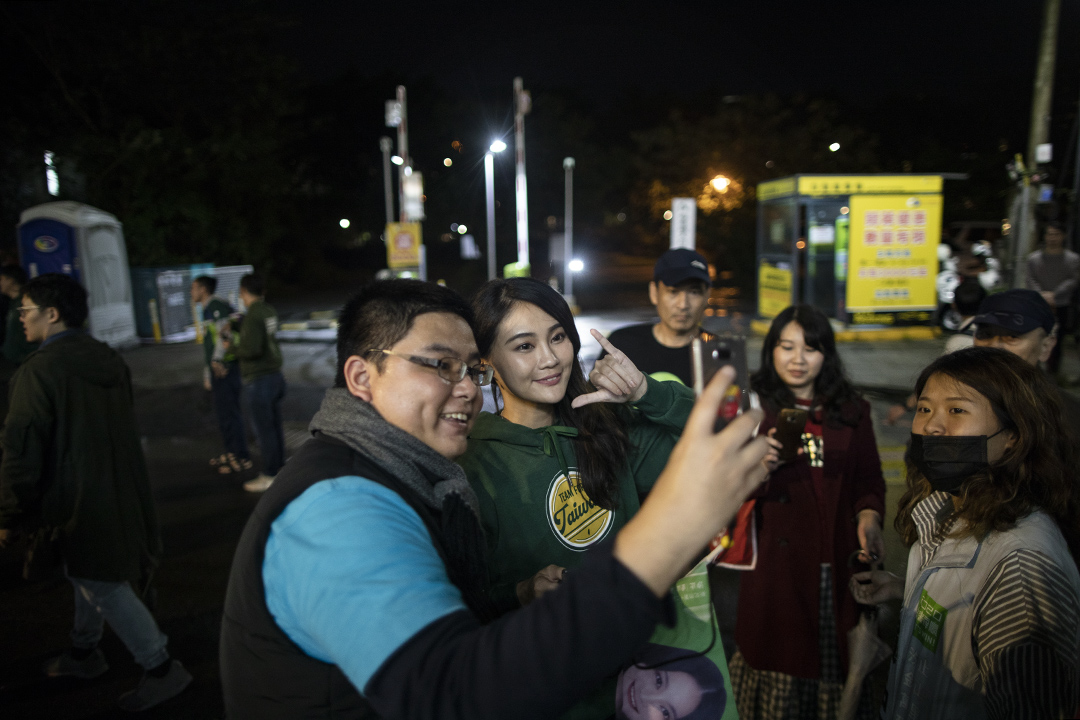 2019年12月29日台北,台北民进党举行“下架吴斯怀之夜”,赖品妤与支持者合照。