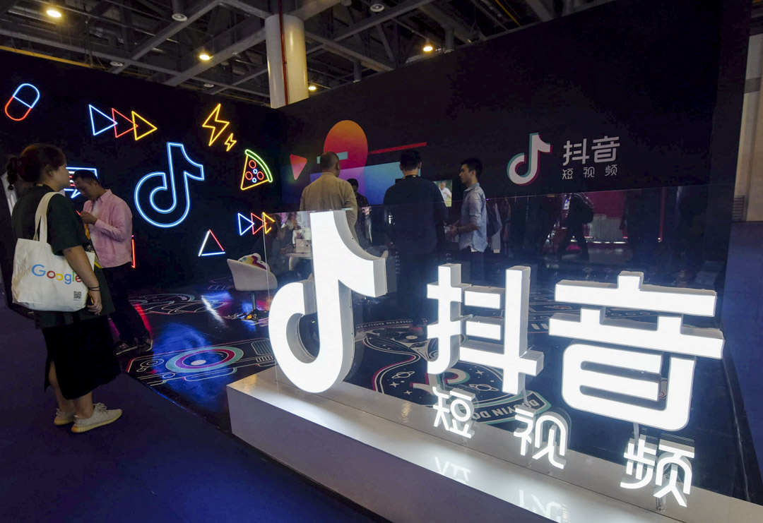 2019年10月18日,TikTok的摊位在中国杭州举行的首届国际人工制品博览会上。
