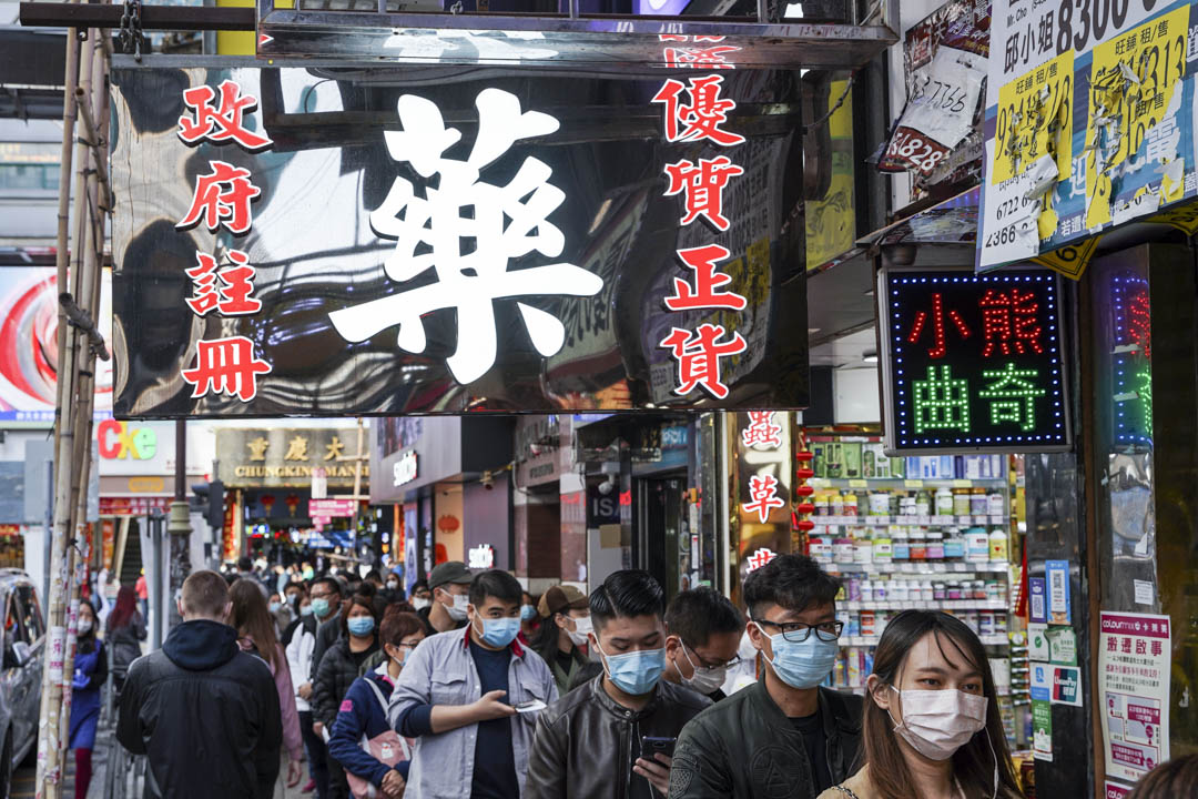 2020年1月30日,尖沙咀一間藥房有南韓入口的口罩售賣,每人限買十個,每個十元。