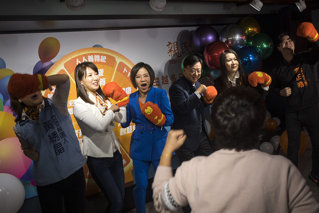 2019年12月6日,亲民党总统参选人宋楚瑜竞办发言人于美人与党不分区立委提名人在记者会上跳舞。