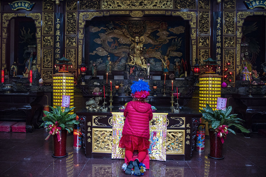 2019年11月30日, 韓國瑜到馬祖玄天宮參拜後，一名「韓粉」在拜神。