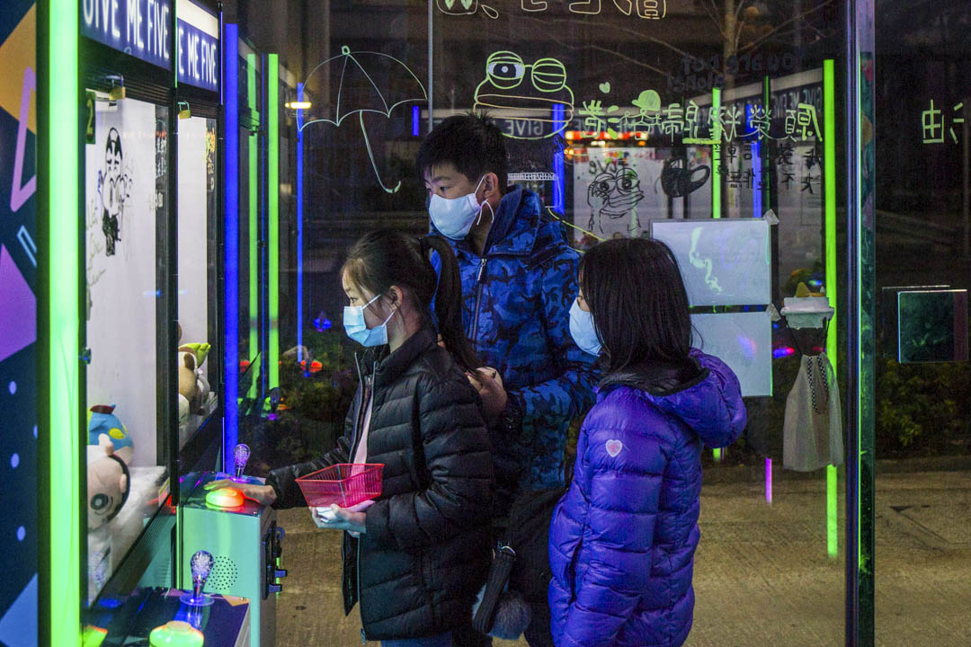 2020年1月28日,市民在馬鞍山的夾娃娃店夾娃娃。