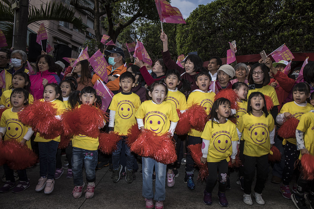 2019年12月3日,一班小孩在桃园一间宫庙欢迎蔡英文进庙。