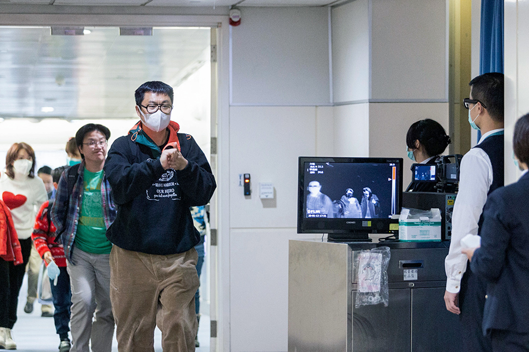 2020年1月13日,台灣疾病控制中心(CDC)人員使用掃描儀來檢查從中國武漢飛來的乘客。