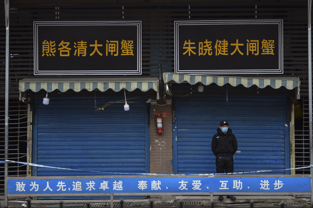 2020年1月24日，一名警衛站在武漢華南海鮮批發市場外。