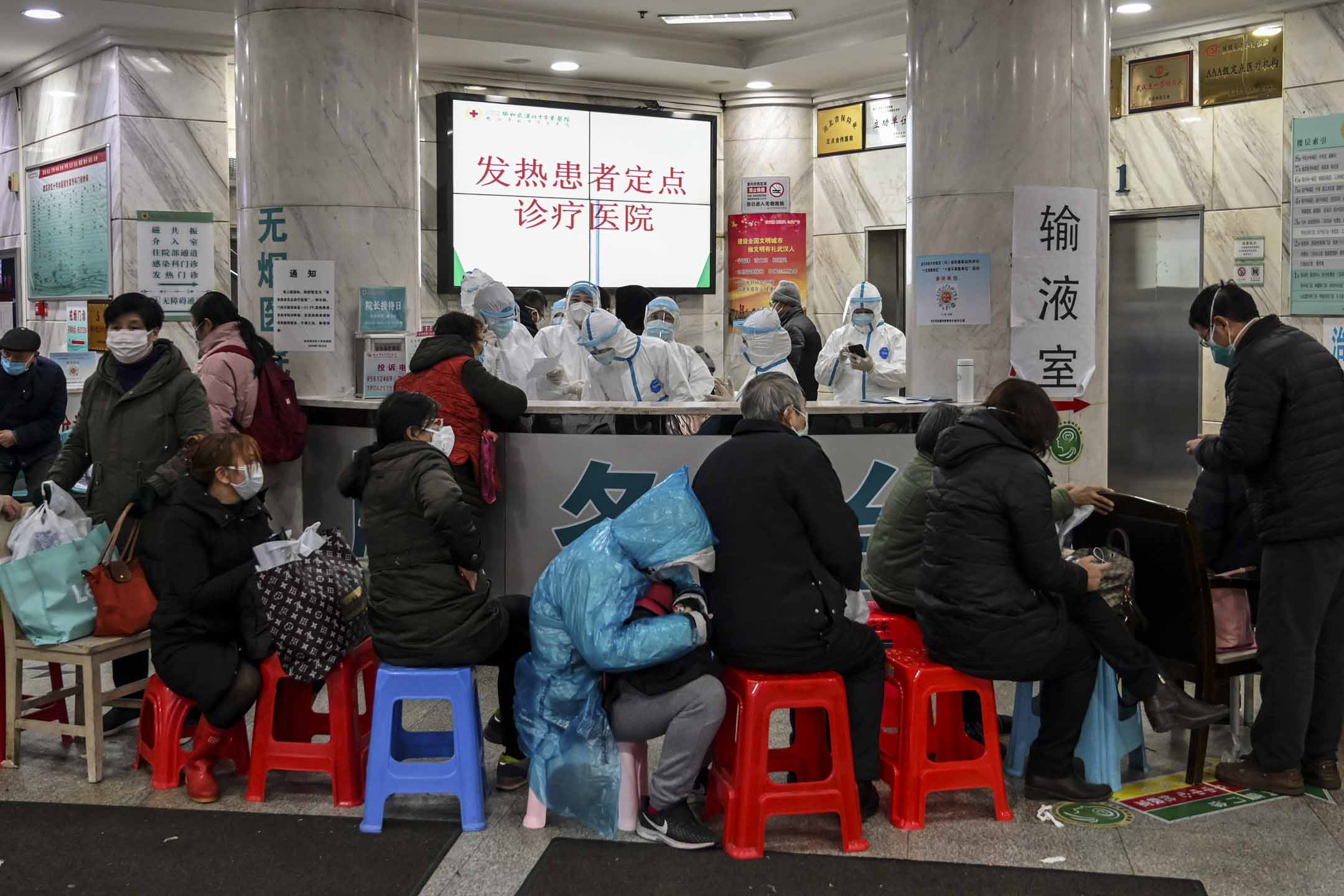 2020年1月24日，武漢市紅十字會醫院，穿著防護服的醫務人員及等候的病人。