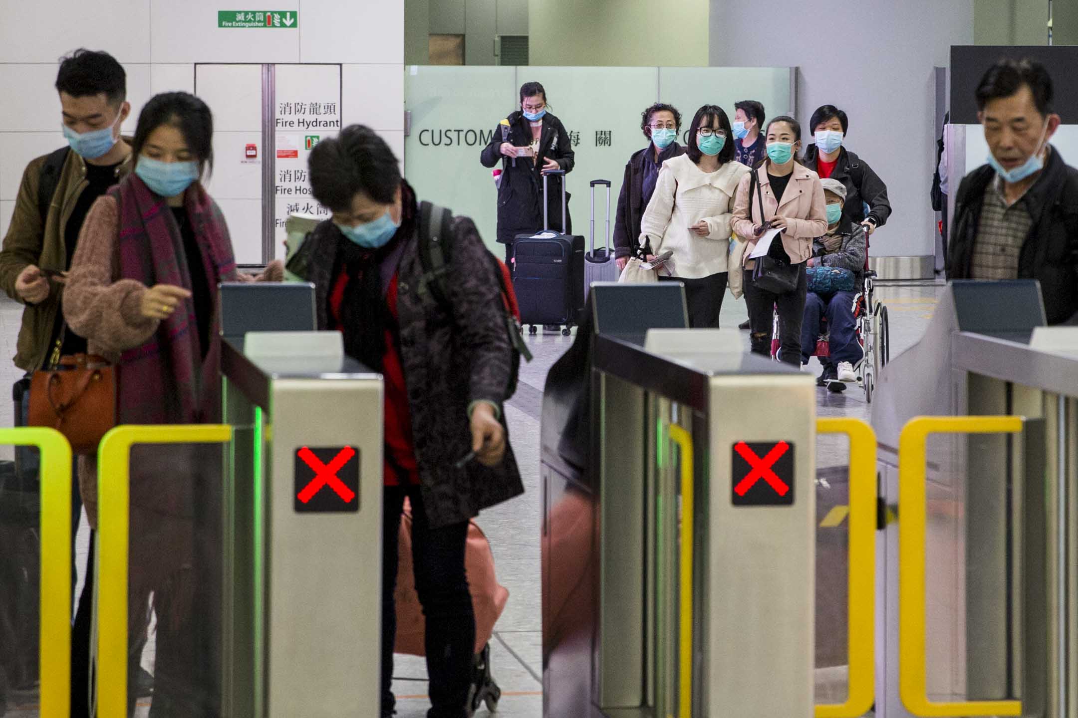 2010年1月21日,香港高铁西九龙站,不少从内地入境香港的旅客都戴上口罩。
