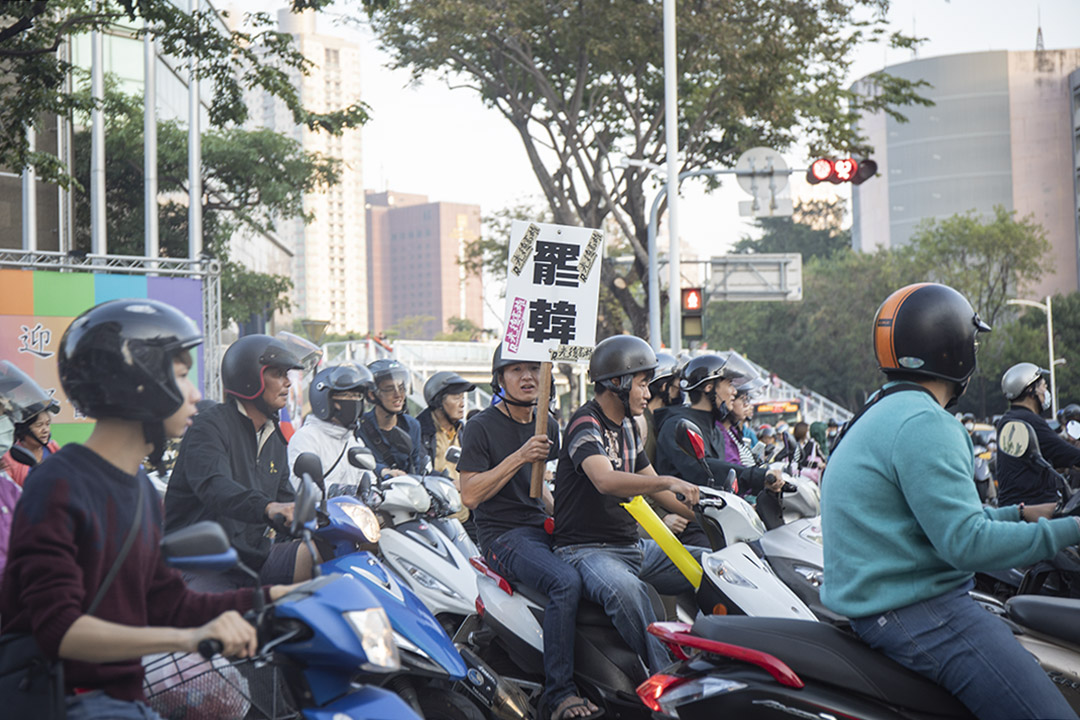 2019年12月21日高雄,市民在參加罷免韓國瑜的遊行後騎車離開。