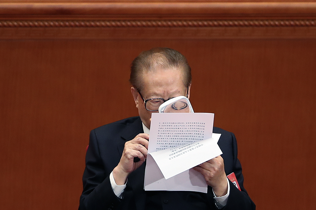 2017年10月24日,前國家主席江澤民在第十九次全國代表大會上用放大鏡閲讀文件。