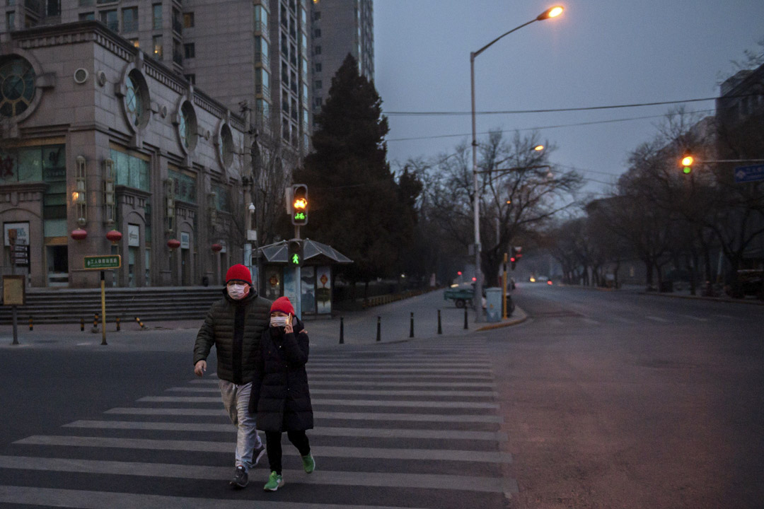2020年1月28日,北京的道路上有行人路過。