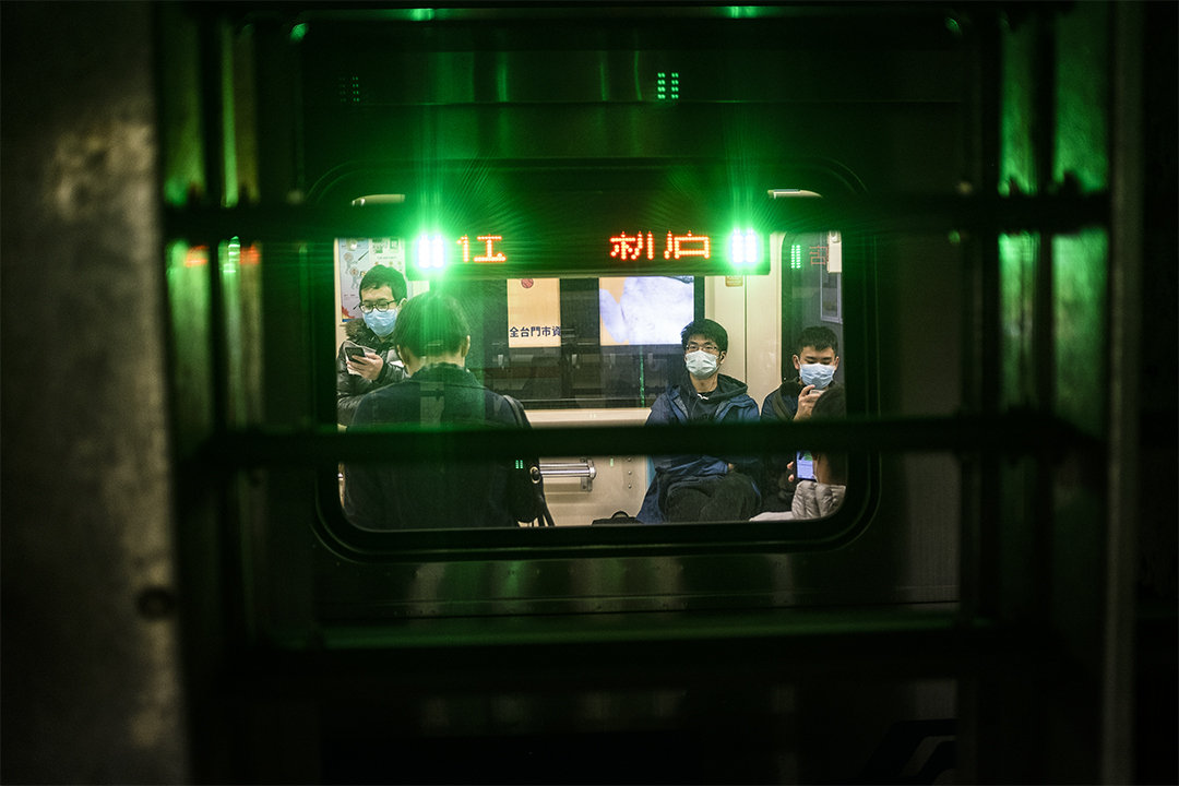 2020年2月8日,台北捷运内的乘客戴上口罩。
