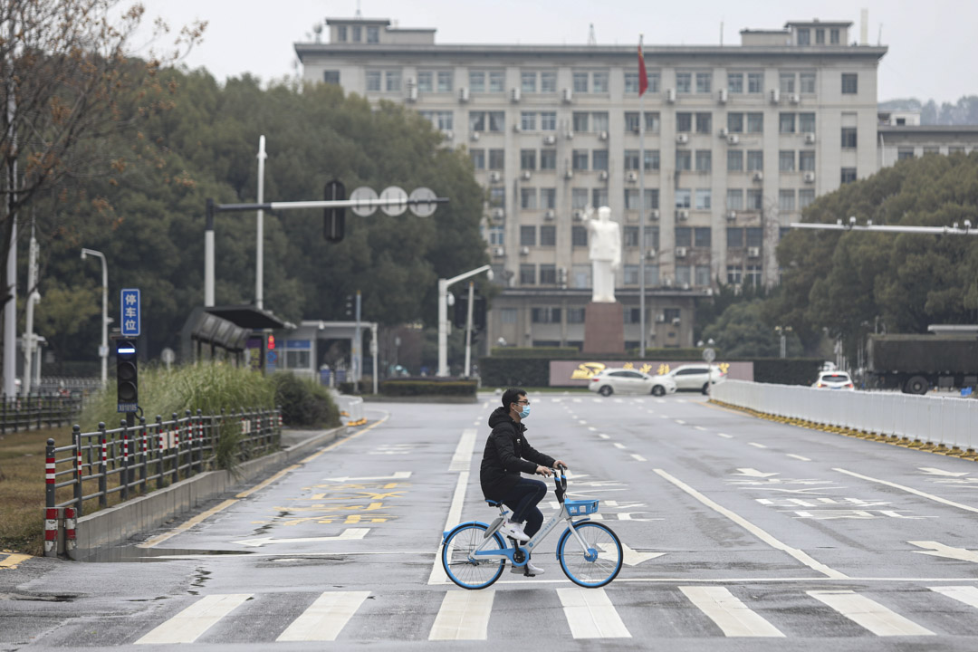 2020年2月7日,中國武漢的市民戴著口罩踏單車。