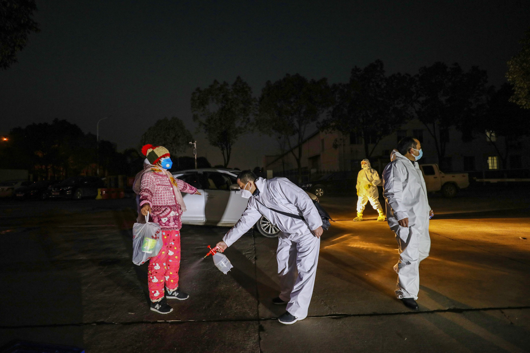 2020年2月3日,武漢的醫護人員正在替曾進入醫院的人消毒。