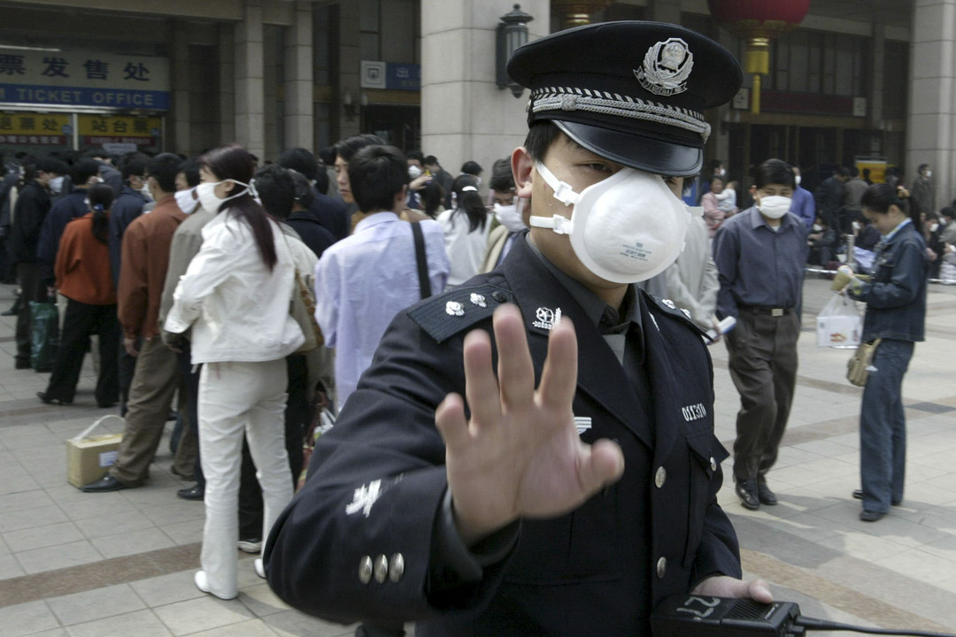 2003年4月25日,SARS期間一名北京警察試圖阻止記者拍照。