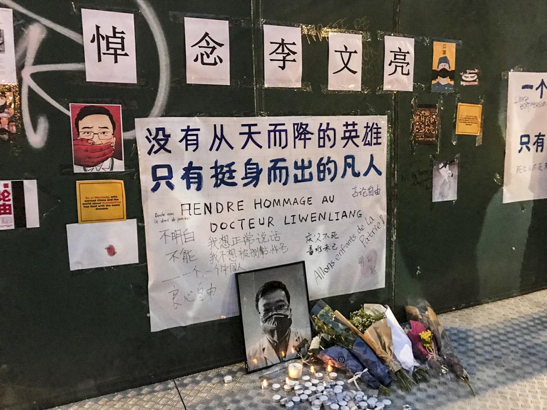 2020年2月9日,法國巴黎巴士底廣場有紀念已故武漢醫生李文亮的集會。