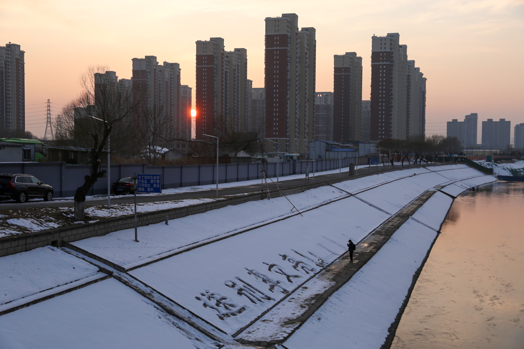 2020年2月8日,北京通惠河畔,市民前來悼念李文亮。
