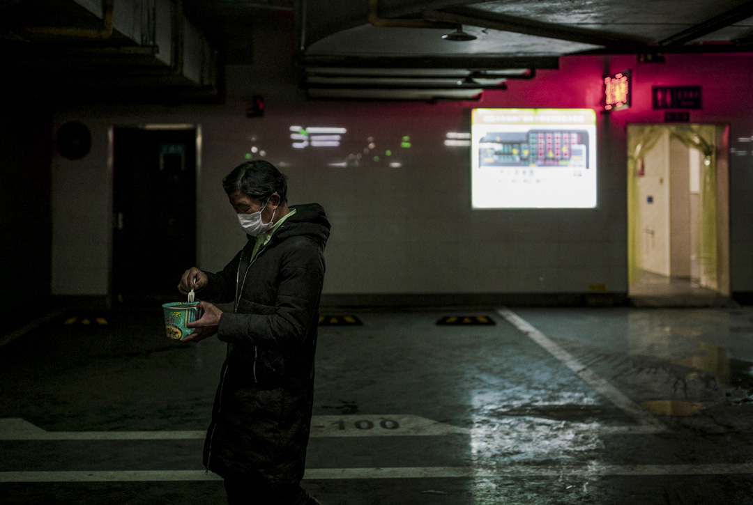 武昌火車站地下停車場內的滯留人員,用方便麪解決午餐。