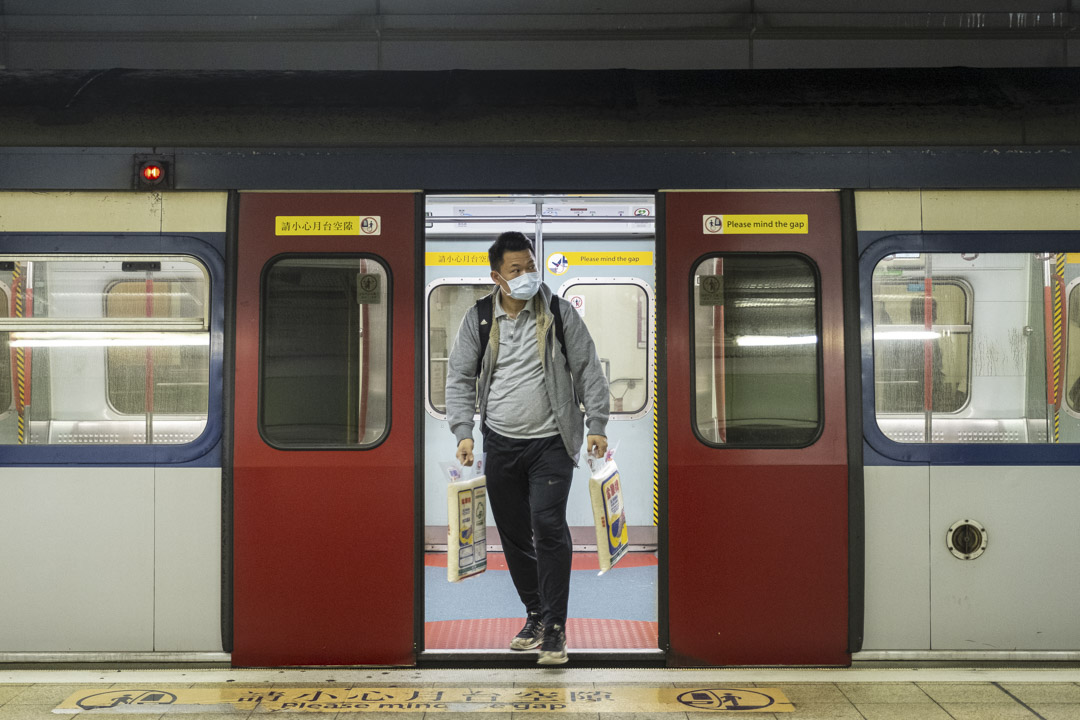 2020年2月3日,一位拿著兩袋米的乘客在羅湖站的火車上。