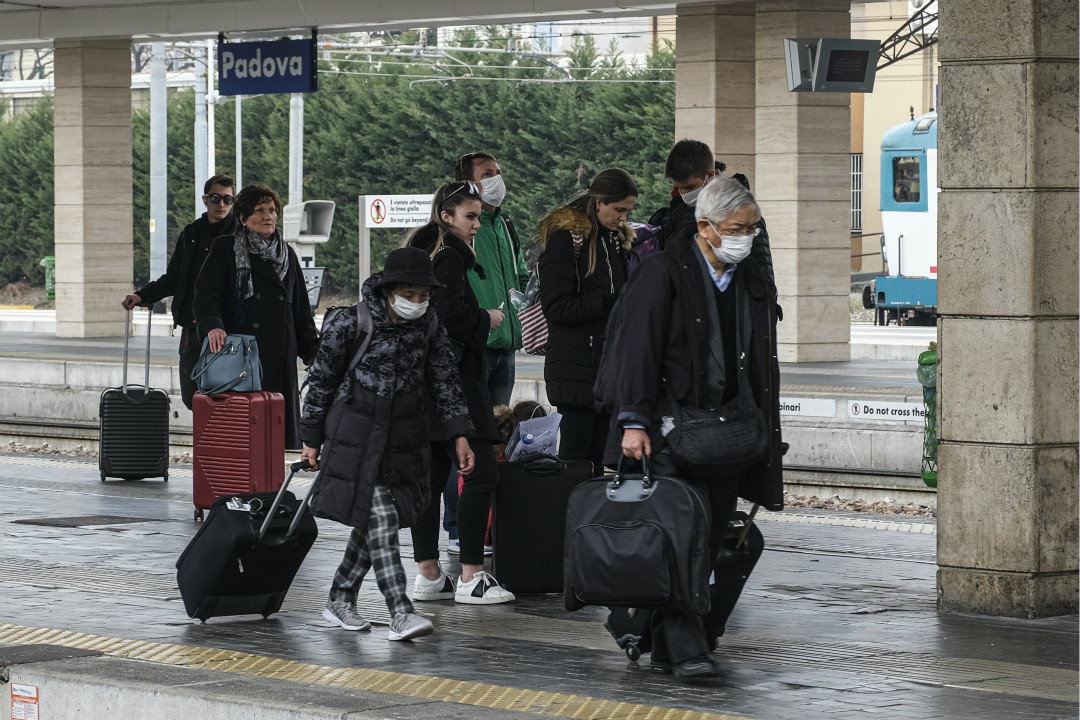 2020年2月24日,意大利帕多瓦(Padova)車站,多名乘客下車頭戴口罩。