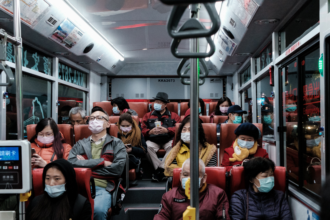 2020年2月4日,台北市的公車上的乘客戴著口罩。