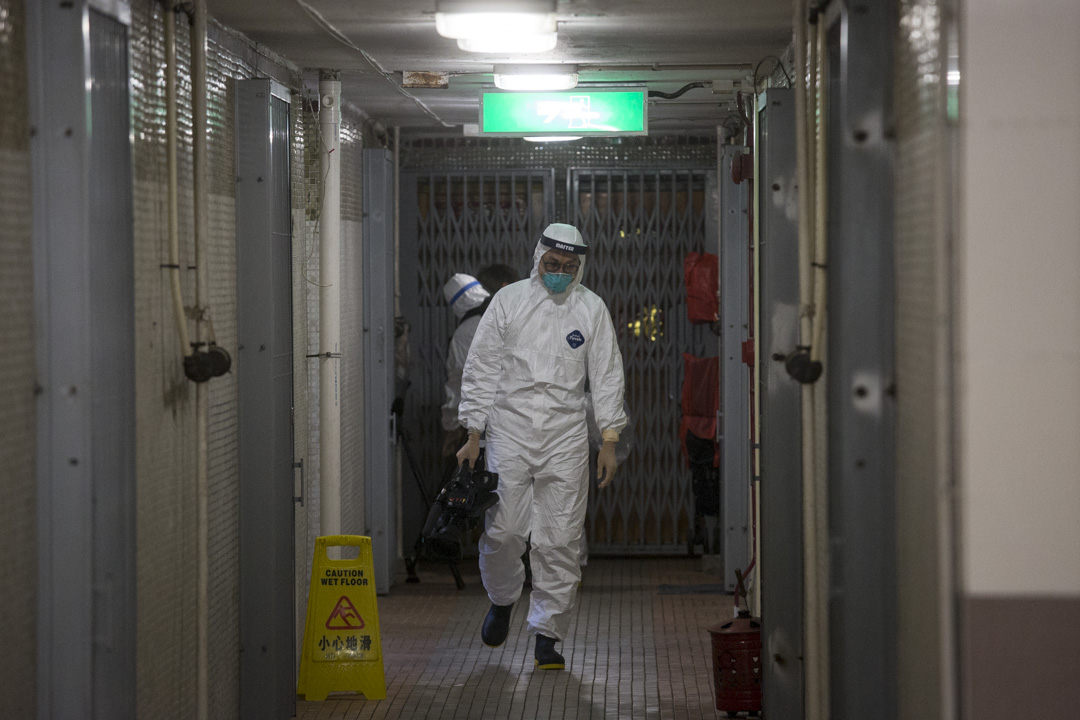 2020年2月11日,青衣長康邨康美樓3樓07A室住戶已離開,穿上防護裝備的記者到現場採訪。