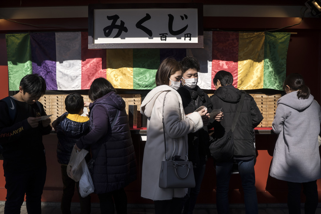 2020年2月2日，日本東京淺草區的一座寺廟裡，遊人都戴著口罩。