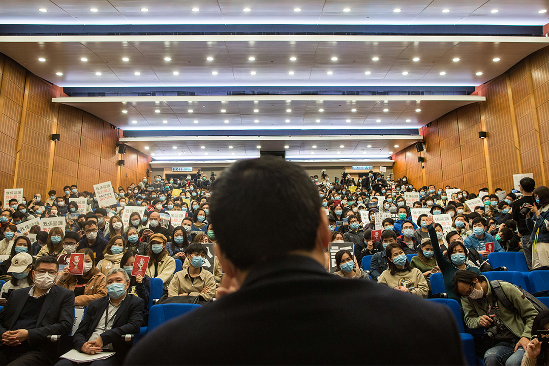 2020年2月3日，罷工的醫護在醫管局大樓內與醫管局行政總裁高拔陞對話。