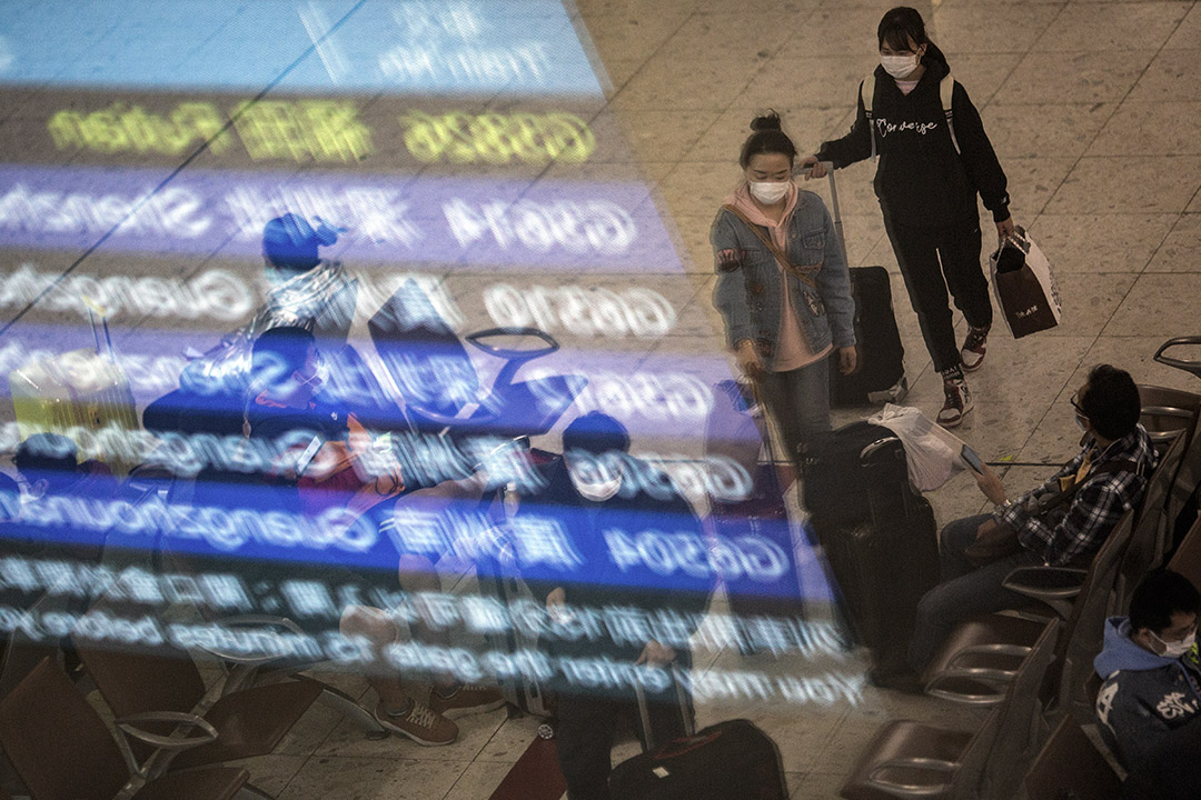 2020年1月30日，旅客在將關閉的西九高鐵站內等候列車。