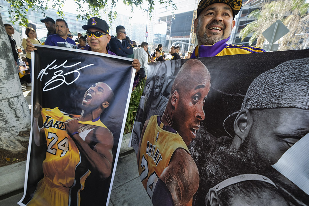 當地時間2020年2月24日,美國洛杉磯,NBA巨星高比布萊恩特與女兒吉安娜追思會於洛杉磯湖人主場舉行。