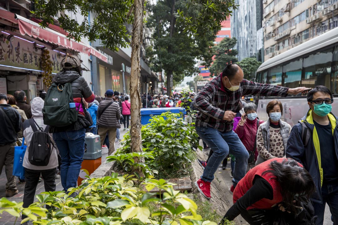 2020年2月5日，有不少市民於九龍灣排隊輪候購買口罩，人龍圍繞整個九龍灣工業區。